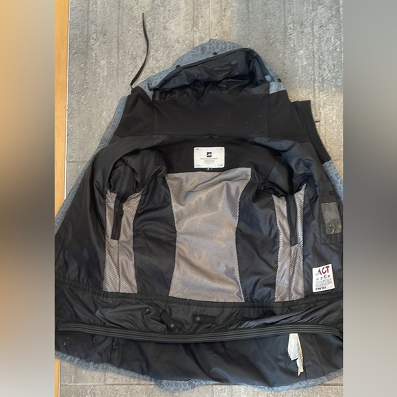 Women’s RIDE snowboarding/sky jacket size small - Picture 4 of 4